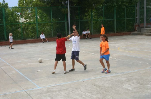  crianças jogando futebol em um quintal 